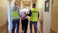 Rzucił się z bagnetem na policjantów