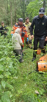 83-latek zabłądził w lesie, znalazły go służby