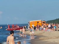 Przez godzinę szukali jej ratownicy, bo zostawiła na plaży rzeczy i poszła na obiad