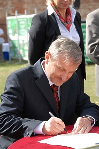 Kamień wmurowany, akt podpisany