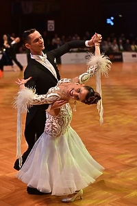 Amatorzy i zawodowcy na parkiecie