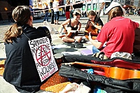 Ani wieńce, ani kwiaty