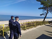 Wjazdu na Mierzeję strzegła policja, wojsko, dron i śmigłowiec