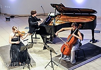 Muzyczna rozmowa przy skrzypcach, wiolonczeli i fortepianie