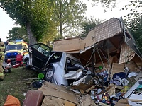 Autem z przyczepą uderzył w drzewo