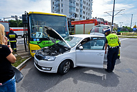 Autobus zderzył się z osobówką  (aktualizacja)