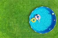 Basen ogrodowy idealnym rozwiązaniem na upalne dni!