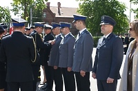 Policjanci z medalami od strażaków