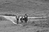 Chłopiec na galopującym koniu