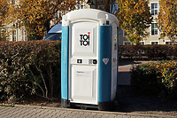 Discounty, w tle z... WC