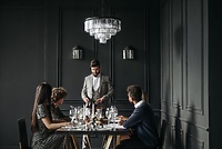 Czarny kolor i drewno - w których pomieszczeniach to połączenie sprawdzi się najlepiej?