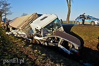Czołowe zderzenie mercedesa z ciężarówką