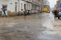 Czy zdążą, nim skrzyżowanie utonie w błocie?