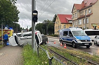 Dachował na skrzyżowaniu