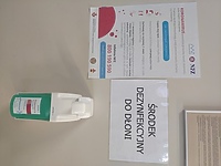 Dozowniki z płynem dezynfekującym do rąk w Urzędzie Miejskim