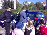 Policjanci uczą, jak przechodzić przez jezdnię