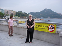 Dymek, psy i gumy...