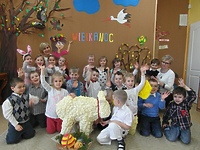 Dzieci z Przedszkola Nr 8 przy wielkanocnym stole