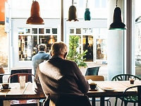 Jak nosić rozpinane swetry? Poradnik dla stylowego mężczyzny