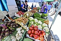 Klienci łapią się za głowę, ale kupują