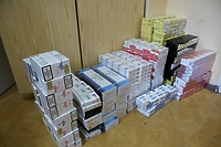 Papierosy w zsypie na śmieci