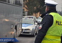 Kontrola autokaru przed wycieczką szkolną