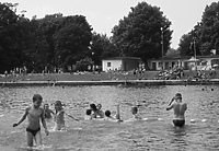 Korzystającym z kąpieli w basenie