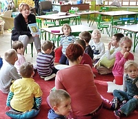 Lionki czytają dzieciom