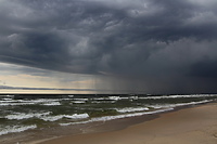 Ludzkie przedramię na plaży