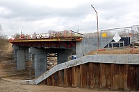 Mała rzeczka, duży most