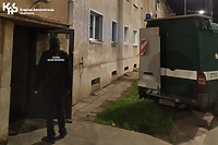 Mieszkanie z nielegalnymi automatami i amfetaminą
