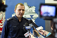 Policjanci sprawdzają, czy mieszkańcy stosują się do zaleceń