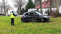 Młoda kobieta uderzyła w drzewo
