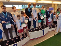 Młodzi pływacy na podium