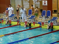 Młodzi pływacy na podium