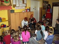 Młodzież z Bursy Szkolnej nr 4 czyta dzieciom