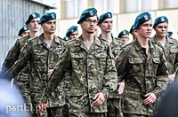 Za mundurem młodzież sznurem