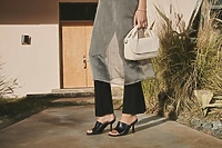 Modne klapki na obcasie - Do czego je nosić?