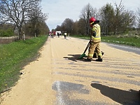 Na drodze krajowej sprzątali rozsypane zboże