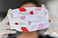 Na spacer z maską na brodzie albo w kieszeni?