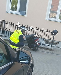 Na widok policjantów zawrócił. Pijany, kradzionym skuterem...