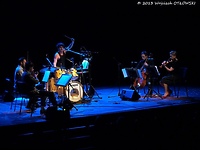 Nowojorski perkusista z kwartetem smyczkowym