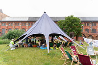 Obiad i kolacja na trawie w obiektywie