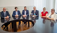 Opozycja z kredytem zaufania dla prezydenta