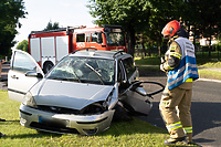 Pasłęk. Kierowca uderzył w drzewo