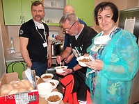 Lekarzom, pielęgniarkom i ratownikom gotują za darmo