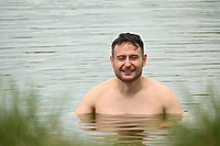 Przepłynie zalew, by pomóc uchodźcom