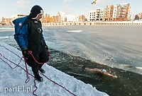 Pływali w lodowatej rzece
