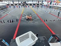 W bardzo zimnej wodzie pływa na medal