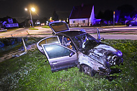 Po uderzeniu w lampę, auto stanęło w płomieniach. Kierowca uciekł